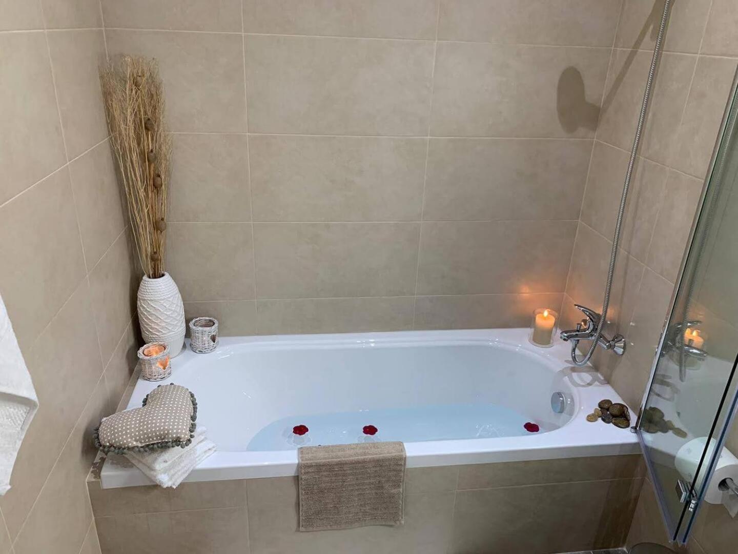 Fl 1 Ta'Lonza Luxury With Hot Tub By Homely Mellieħa Exteriör bild