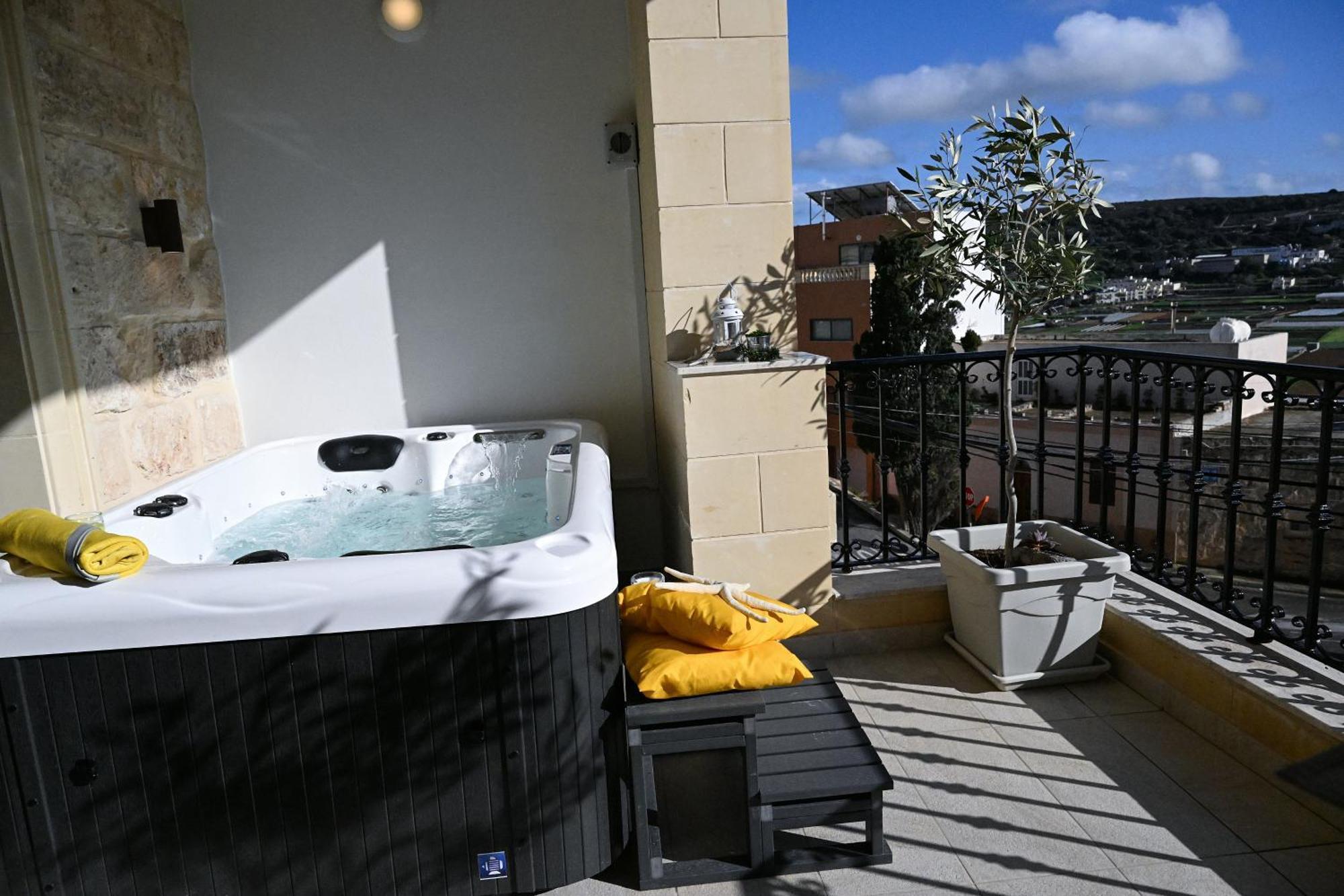Fl 1 Ta'Lonza Luxury With Hot Tub By Homely Mellieħa Exteriör bild