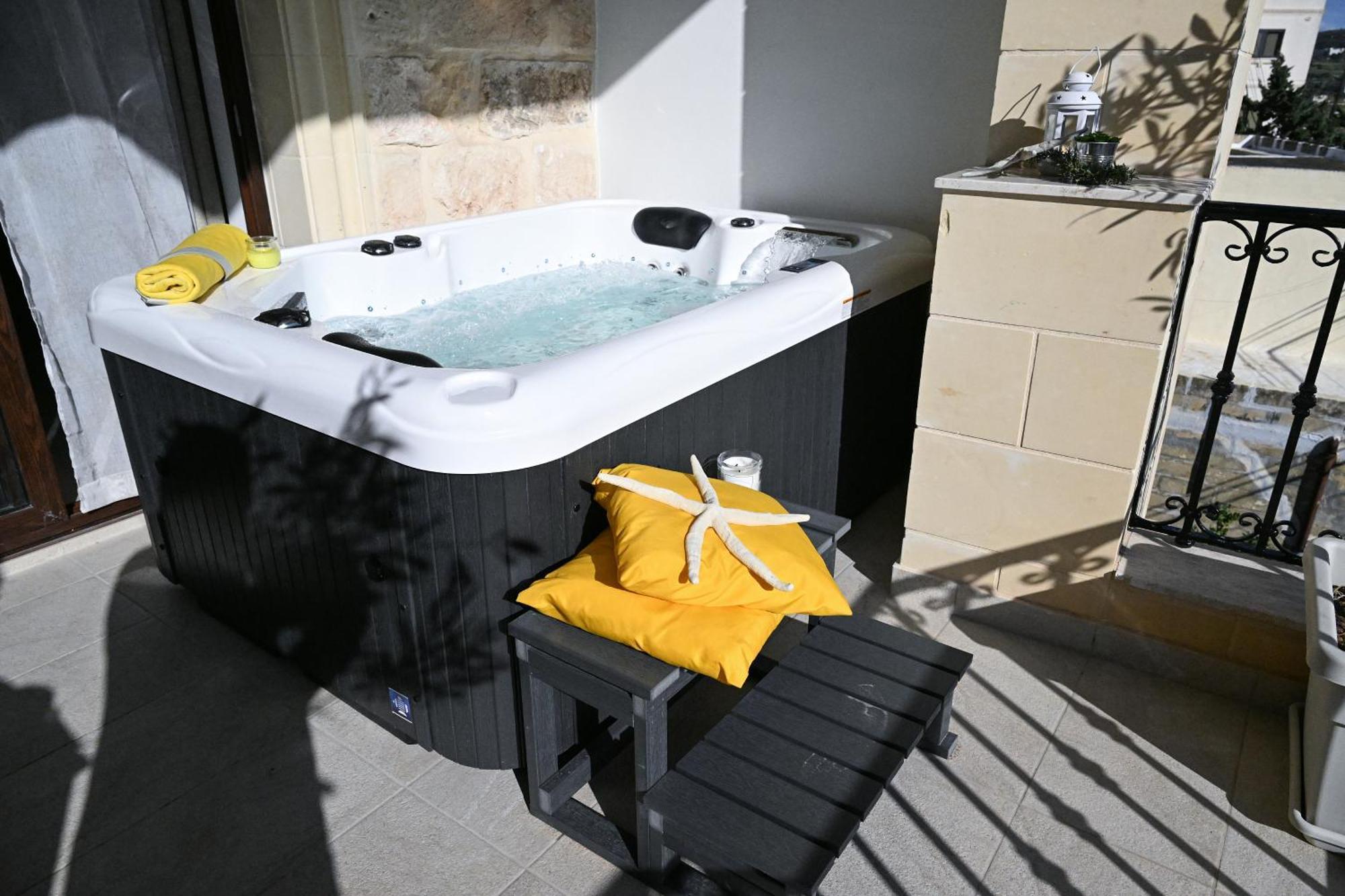 Fl 1 Ta'Lonza Luxury With Hot Tub By Homely Mellieħa Exteriör bild
