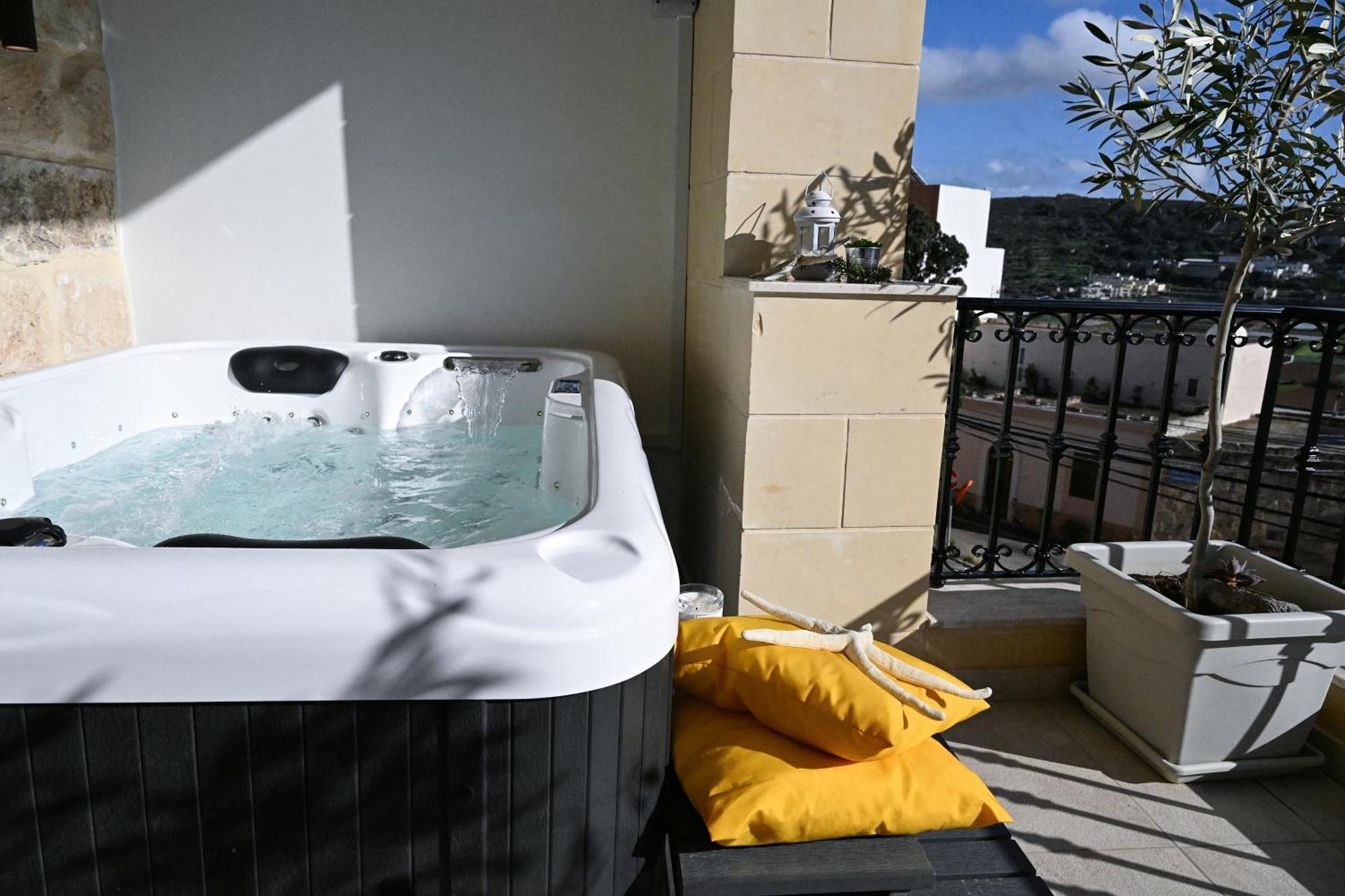 Fl 1 Ta'Lonza Luxury With Hot Tub By Homely Mellieħa Exteriör bild