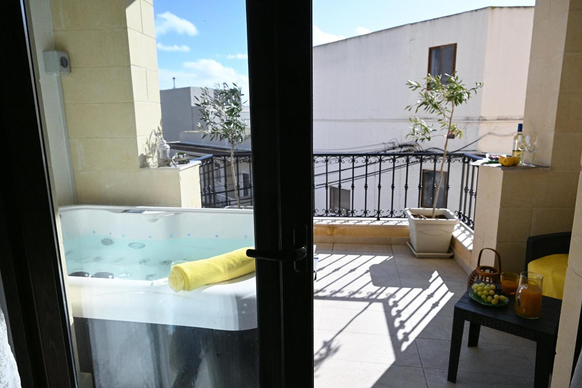 Ta'Lonza Luxury Near Goldenbay With Hot Tub App1 Lägenhet Mellieħa Exteriör bild
